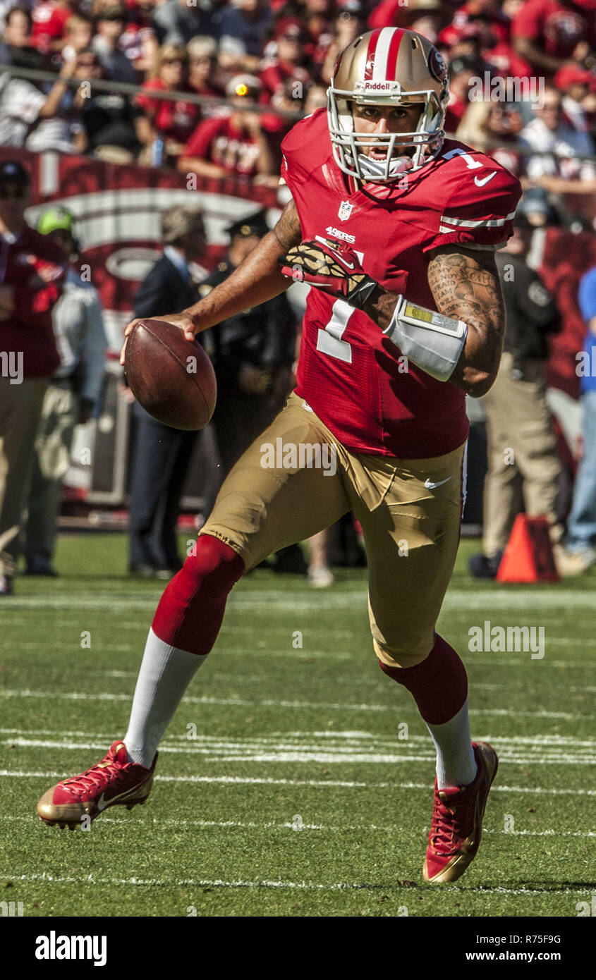 San Francisco, Californie, USA. 13 Oct, 2013. San Francisco 49ers quarterback Colin Kaepernick (7) n'a plus de poche pour faire passer le dimanche, 13 octobre 2013 à San Francisco, Californie. Les 49ers défait les cardinaux 32-20. Crédit : Al Golub/ZUMA/Alamy Fil Live News Banque D'Images
