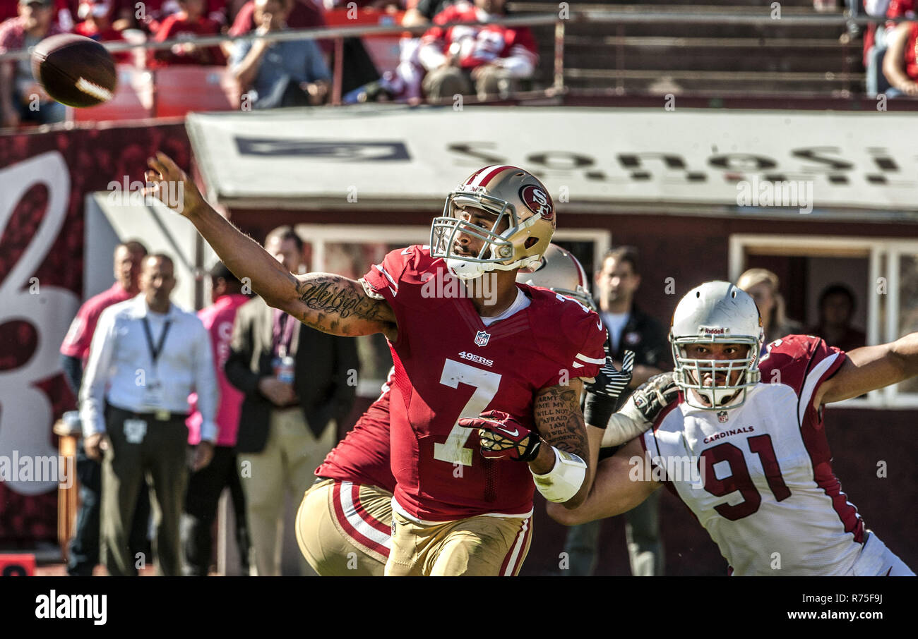 San Francisco, Californie, USA. 13 Oct, 2013. Arizona Cardinals défensive fin Matt Shaughnessy (91) San Francisco 49ers rushes quarterback Colin Kaepernick (7) le dimanche, Octobre 13, 2013 à San Francisco, Californie. Les 49ers défait les cardinaux 32-20. Crédit : Al Golub/ZUMA/Alamy Fil Live News Banque D'Images