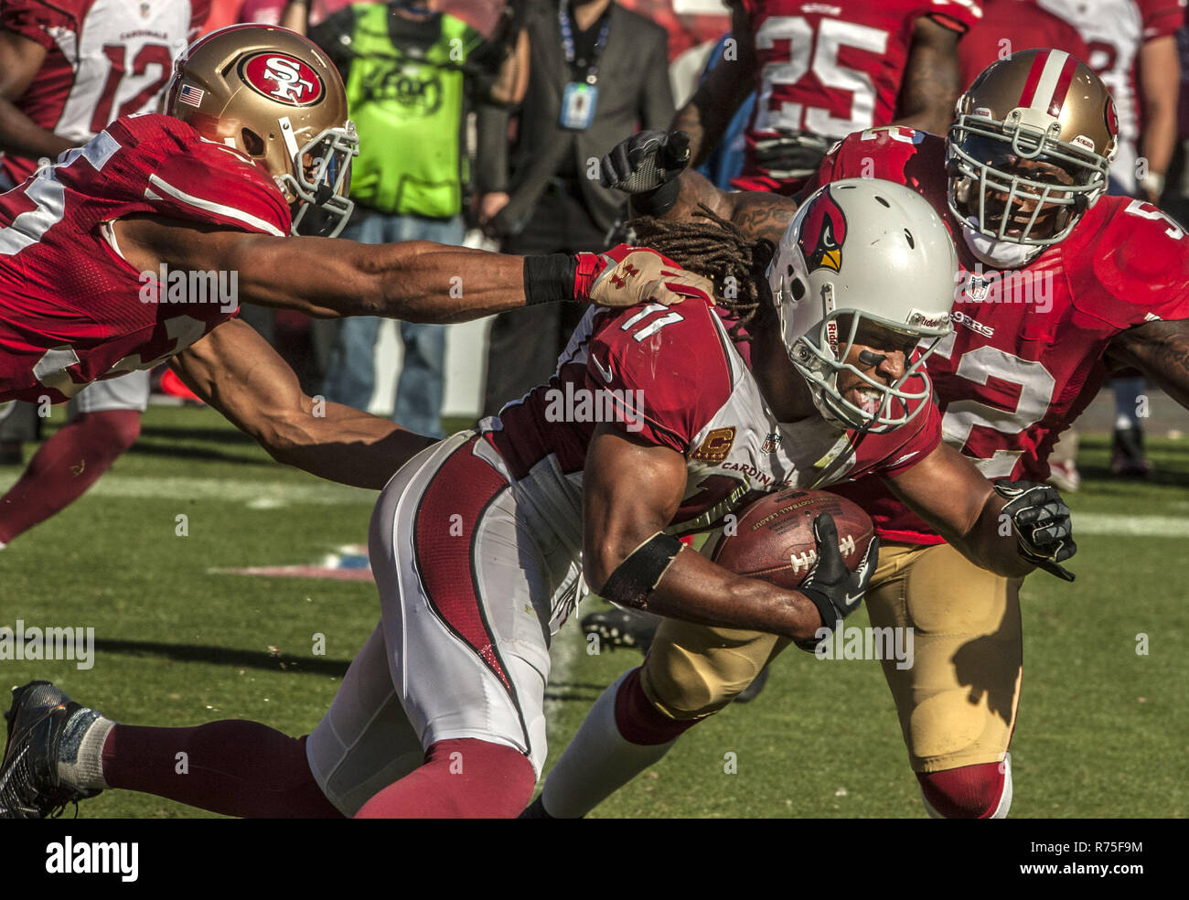 San Francisco, Californie, USA. 13 Oct, 2013. Arizona Cardinals wide receiver Larry Fitzgerald (11) s'exécute avec le ballon après avoir passer le dimanche, 13 octobre 2013 à San Francisco, Californie. Les 49ers défait les cardinaux 32-20. Crédit : Al Golub/ZUMA/Alamy Fil Live News Banque D'Images