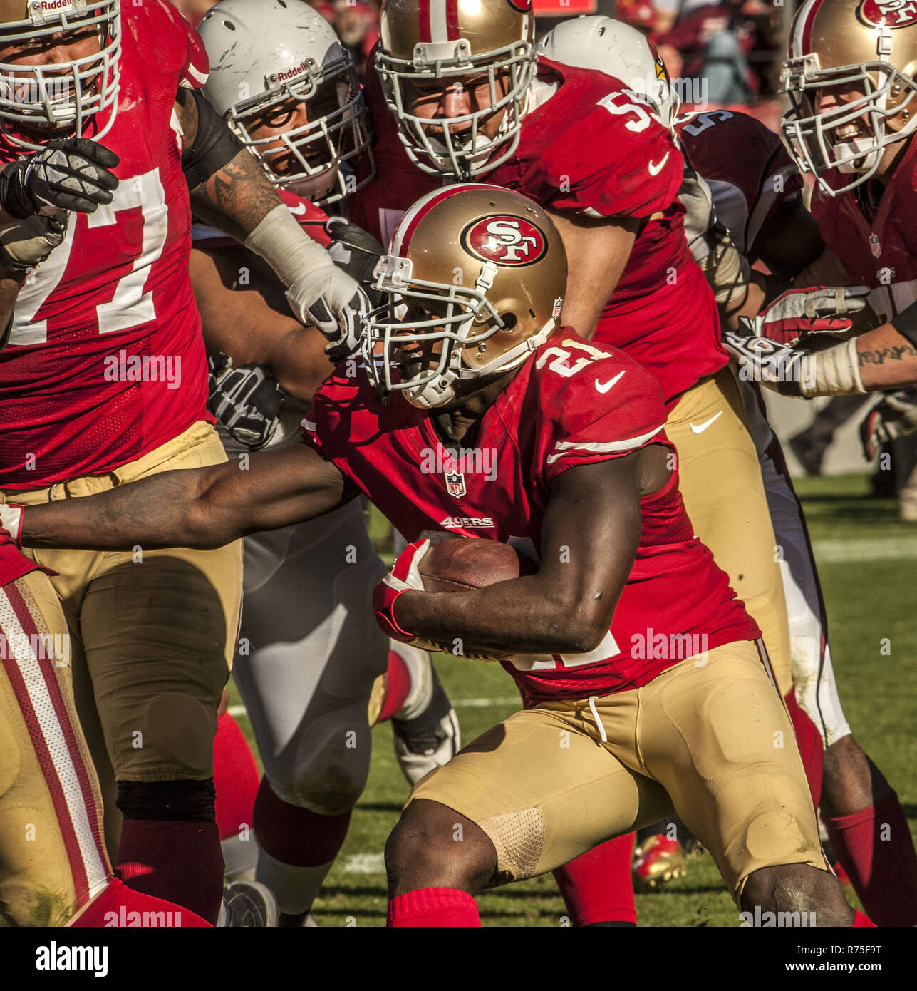 San Francisco, Californie, USA. 13 Oct, 2013. San Francisco 49ers Frank Gore running back (21) courir à travers le trou dans la ligne le dimanche, 13 octobre 2013 à San Francisco, Californie. Les 49ers défait les cardinaux 32-20. Crédit : Al Golub/ZUMA/Alamy Fil Live News Banque D'Images