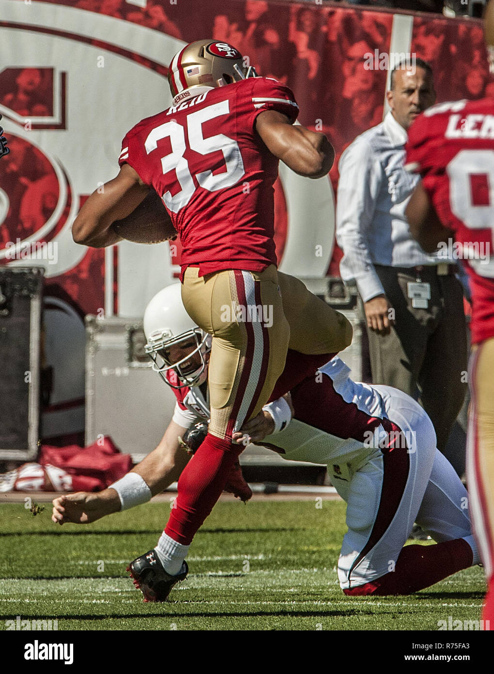 San Francisco, Californie, USA. 13 Oct, 2013. Arizona Cardinals quart-arrière Carson Palmer (3) tente d'arrêter de San Francisco 49ers coffre Eric Reid (35) qui ont intercepté son passage le dimanche, 13 octobre 2013 à San Francisco, Californie. Les 49ers défait les cardinaux 32-20. Crédit : Al Golub/ZUMA/Alamy Fil Live News Banque D'Images