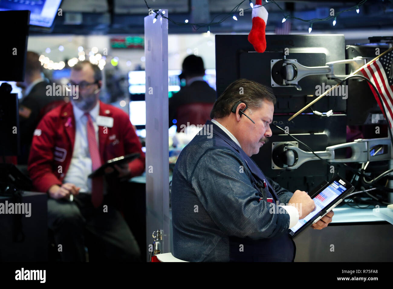 New York, USA. 7 Décembre, 2018. Traders travailler à la Bourse de New York à New York, États-Unis, 7 décembre 2018. La forte diminution des stocks américains fermé le vendredi, les investisseurs digéré un lot de données économiques. Le Dow Jones Industrial Average a chuté 558,72 points, ou 2,24  %, à 24 388,95. Le S&P 500 a chuté 62,87 points, ou 2,33  %, à 2 633,08. L'indice composé Nasdaq a chuté 219,01 points, ou 3,05  %, à 6 969,25. Credit : Wang Ying/Xinhua/Alamy Live News Banque D'Images