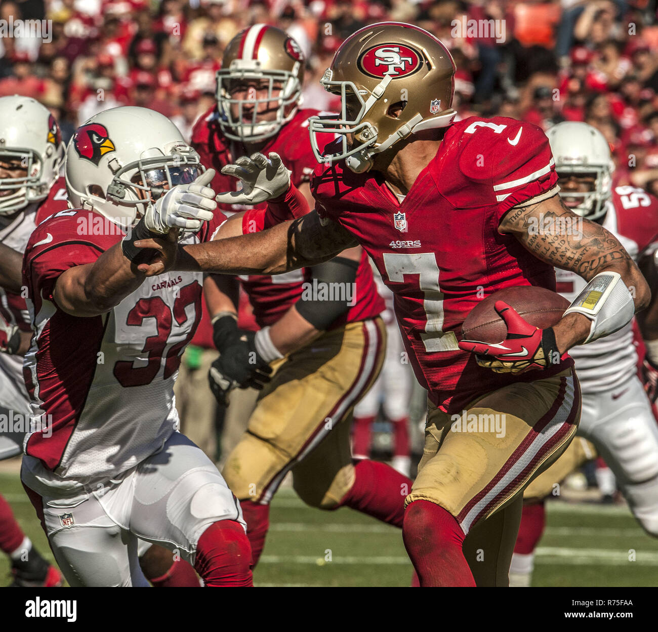 San Francisco, Californie, USA. 13 Oct, 2013. Arizona Cardinals gratuitement coffre Tyrann Mathieu (32) tente de s'attaquer à San Francisco 49ers quarterback Colin Kaepernick (7) le dimanche, Octobre 13, 2013 à San Francisco, Californie. Les 49ers défait les cardinaux 32-20. Crédit : Al Golub/ZUMA/Alamy Fil Live News Banque D'Images