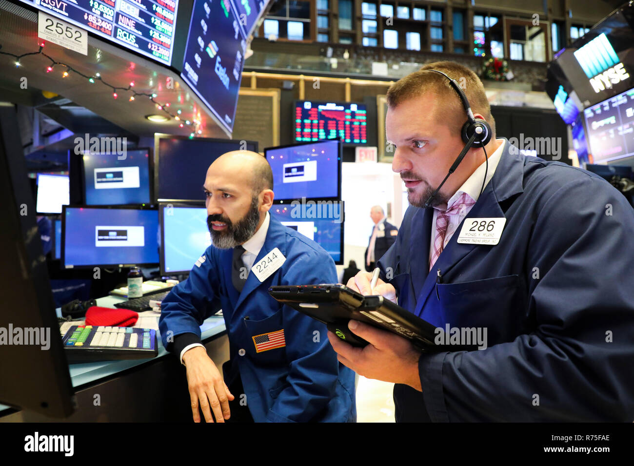 New York, USA. 7 Décembre, 2018. Traders travailler à la Bourse de New York à New York, États-Unis, 7 décembre 2018. La forte diminution des stocks américains fermé le vendredi, les investisseurs digéré un lot de données économiques. Le Dow Jones Industrial Average a chuté 558,72 points, ou 2,24  %, à 24 388,95. Le S&P 500 a chuté 62,87 points, ou 2,33  %, à 2 633,08. L'indice composé Nasdaq a chuté 219,01 points, ou 3,05  %, à 6 969,25. Credit : Wang Ying/Xinhua/Alamy Live News Banque D'Images