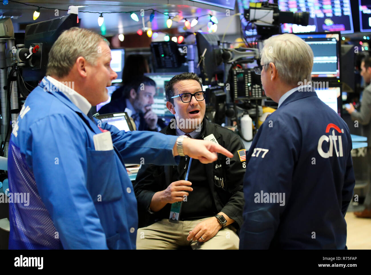 New York, USA. 7 Décembre, 2018. Traders travailler à la Bourse de New York à New York, États-Unis, 7 décembre 2018. La forte diminution des stocks américains fermé le vendredi, les investisseurs digéré un lot de données économiques. Le Dow Jones Industrial Average a chuté 558,72 points, ou 2,24  %, à 24 388,95. Le S&P 500 a chuté 62,87 points, ou 2,33  %, à 2 633,08. L'indice composé Nasdaq a chuté 219,01 points, ou 3,05  %, à 6 969,25. Credit : Wang Ying/Xinhua/Alamy Live News Banque D'Images