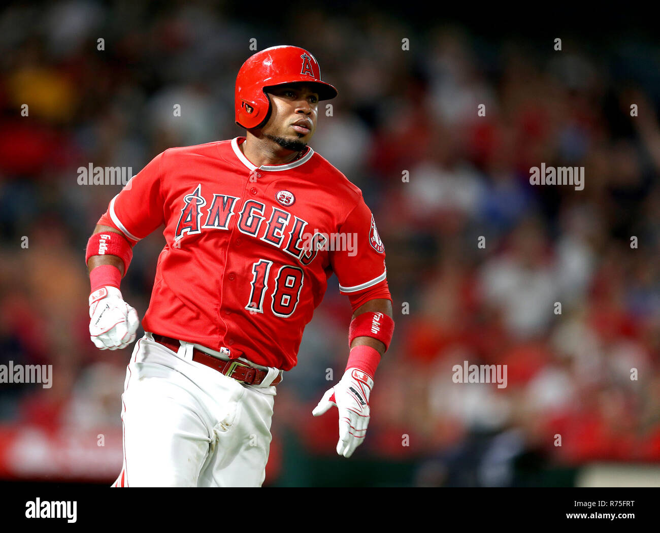 Décembre 07, 2018 Anaheim, CA.(FICHIER PHOTOS) Deux joueurs de baseball professionnel est mort dans un vol aller de travers en Venezuela quand ils s'écrasa leur voiture tout en esquivant un piège placé par des bandits, selon des rapports.(18) Luis Valbuena, une ligue majeure de 11 ans, ancien combattant et ancien joueur de ligue majeure de Jose Castillo ont été tués jeudi lorsque la voiture a renversé tout en essayant d'éviter un rocher placé sur leur chemin, El Nuevo Herald a signalé.Luis Valbuena frappe un coup de circuit contre les Astros de Houston le mercredi, Septembre 13, 2017. (Photographe complète absolue & Company Crédit : Juan L Banque D'Images