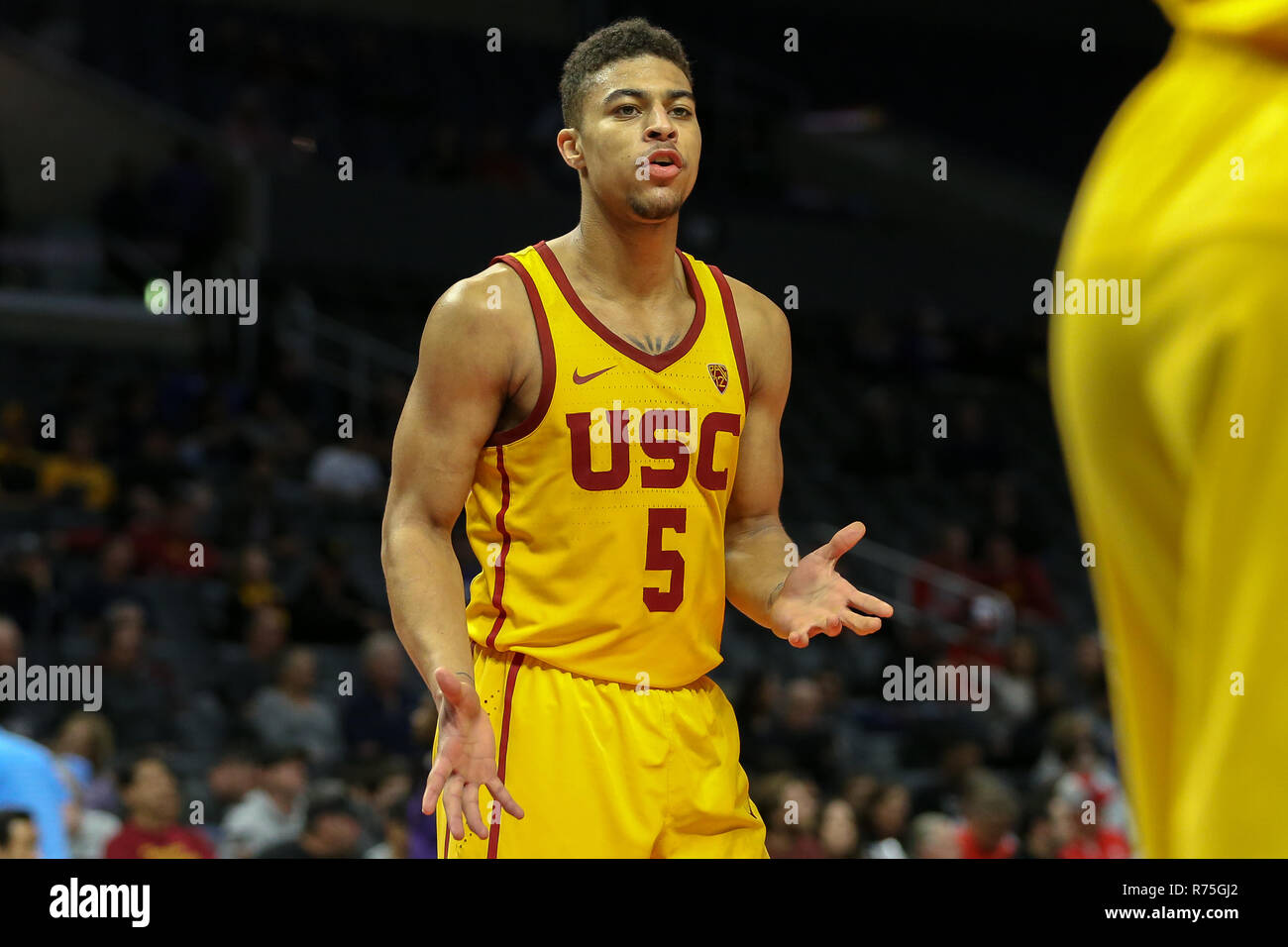 Los Angeles, CA, USA. 07Th Nov, 2018. Garde côtière canadienne USC Trojans Derryck Thornton (5) pendant le Temple de la renommée du collège classique jeu de basket-ball le 7 décembre 2018 au Staples Center de Los Angeles, CA. (Photo de jordon Kelly/CSM) Credit : csm/Alamy Live News Banque D'Images