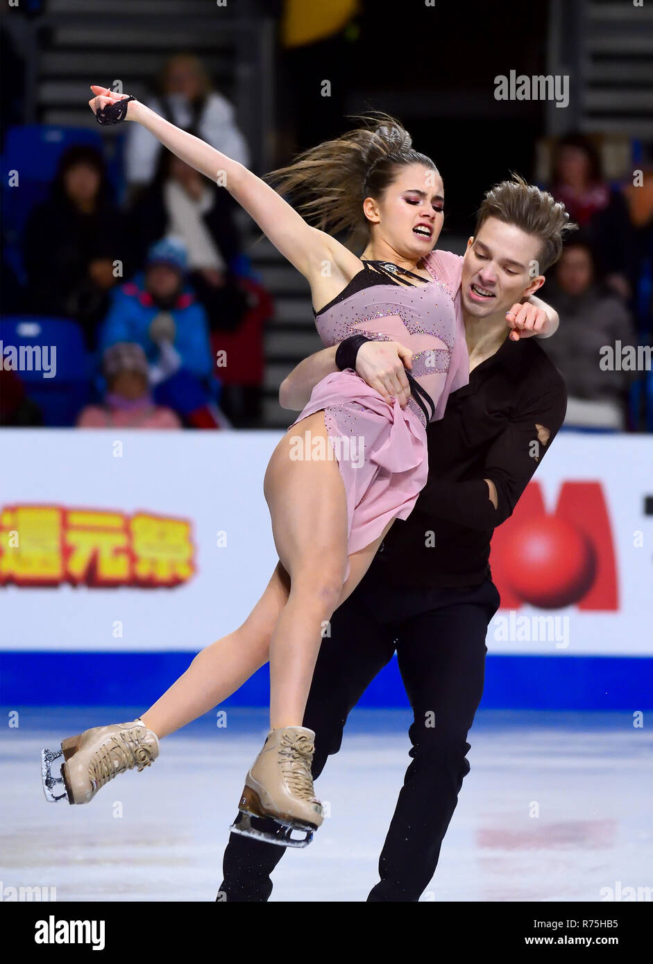 Vancouver, Canada. 7 Décembre, 2018. Sofia Shevchenko et Igor Eremenko la Russie de participer à la compétition de danse sur glace junior à Vancouver, Canada, 7 décembre 2018. Crédit : Andrew Soong/Xinhua/Alamy Live News Banque D'Images