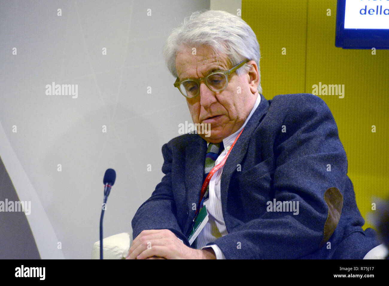 Rome, Italie. 06 Dec, 2018. ROME, s'ouvre la 17e édition de PiÃ¹ PiÃ¹ libri liberi, la Foire nationale de la petite et moyenne édition. Dans le Luigi Manconi Photo. Agence Photo crédit : indépendante/Alamy Live News Banque D'Images