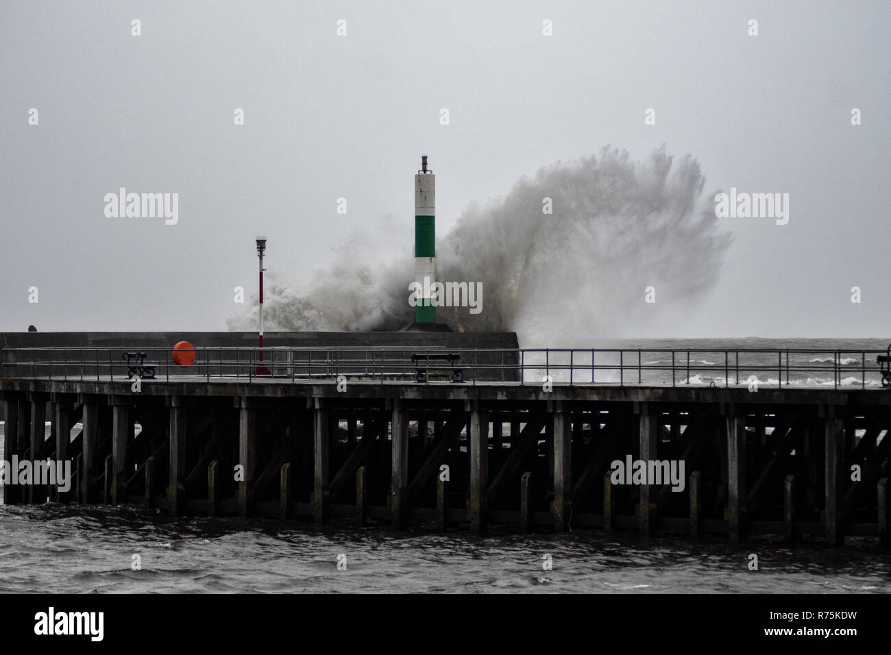 Aberystwyth, Pays de Galles, Royaume-Uni. Le 08 décembre, 2018. De forts vents et de grosses vagues s'écraser sur la côte. © Rhodri Jones/ Alamy Live News Banque D'Images