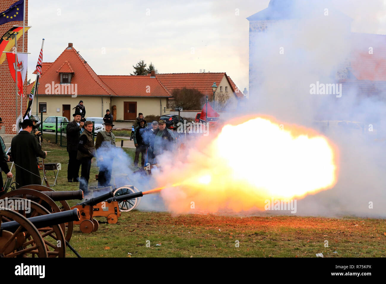 Magdeburg, Allemagne. Le 08 déc, 2018. Canonniers de divers clubs de tir et les guildes de Saxe-anhalt fire 15 canons en l'honneur de sainte Barbe, la patronne des canonniers à l'Klutturm. Le spectacle est pour un but pacifique, d'honorer le chrétien Barbara de Nikomedien, qui est, entre autres choses, le saint patron de l'artillerie, de démolition, maître armurier et cannoneer et est représenté avec un canon. Crédit : Peter Gercke/dpa-Zentralbild/ZB/dpa/Alamy Live News Banque D'Images