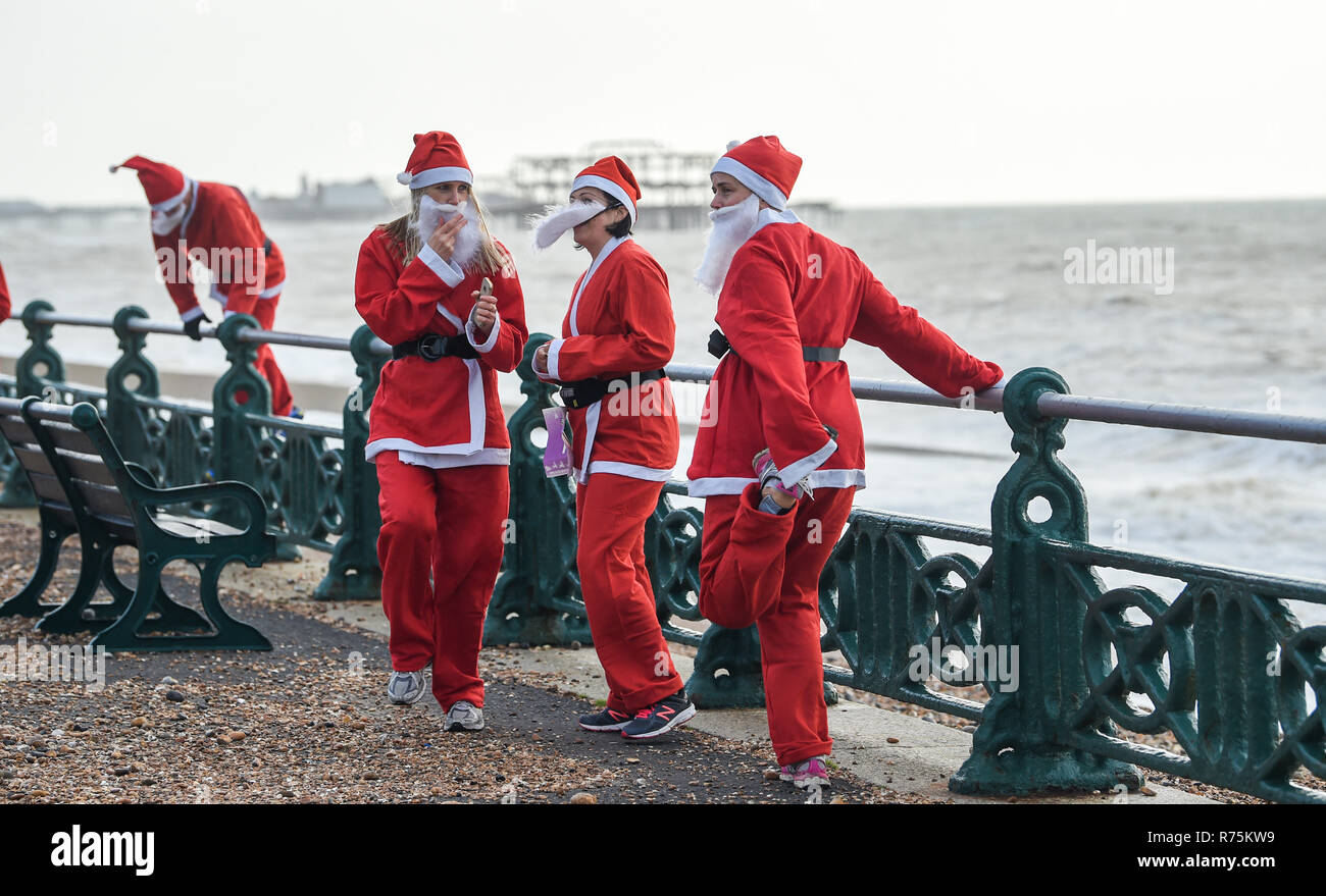 Brighton, Sussex, UK. Le 08 décembre 2018. Des centaines de Santas prendre part à l'exercice annuel Brighton Santa Dash le long du front de mer à Hove la collecte de fonds pour l'organisme de bienfaisance local Rockinghorse . Rockinghorse est un organisme de bienfaisance de la région de Brighton qui a été d'aider les enfants à Sussex depuis plus de 50 ans. Crédit : Simon Dack/Alamy Live News Banque D'Images