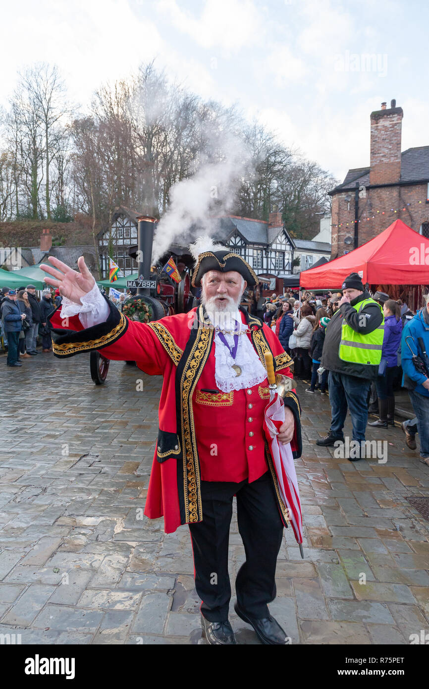 Lymm, Cheshire, Royaume-Uni. 8 décembre 2018. Le festival Dickens Lymm annuel a eu lieu à Lymm, Cheshire, Angleterre, Royaume-Uni. L'événement a eu lieu depuis plus d'un quart de siècle en Lymm Village. Chaque année, le Lymm communauté se réunit avec le soutien de la paroisse de Lymm Conseil de prendre le village dans le temps à une autre époque, quand Dickens était vivant, et où vous pourriez voir Ebenezer Scrooge en flânant dans les rues. Crédit : John Hopkins/Alamy Live News Banque D'Images