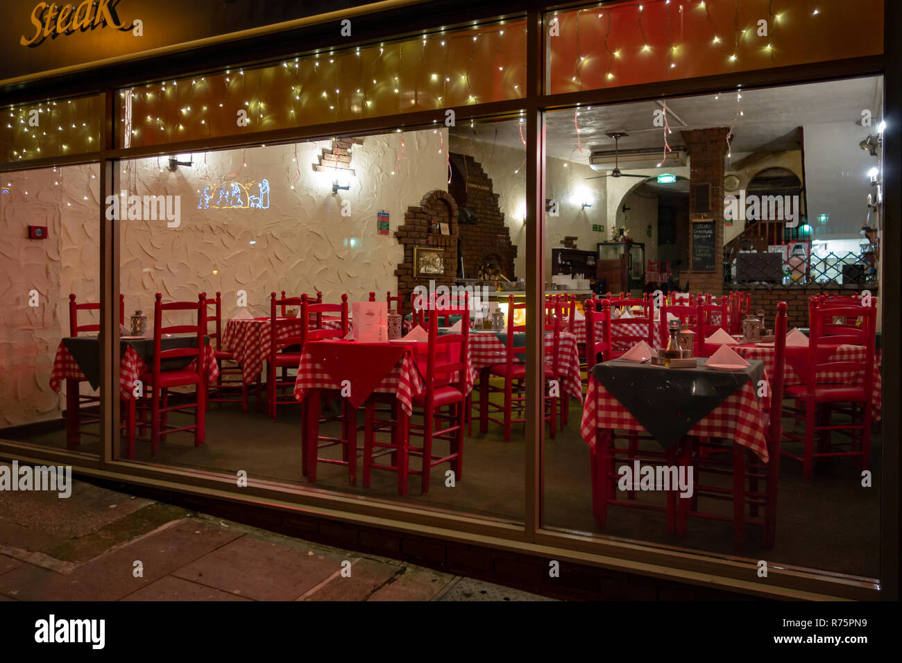 Un restaurant vide à 8h30 un vendredi soir à Rotherham, South Yorkshire, Angleterre Banque D'Images