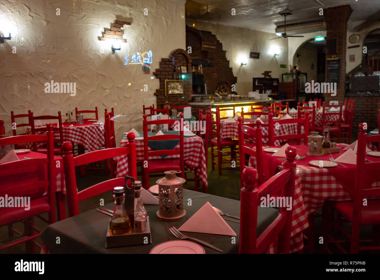 Un restaurant vide à 8h30 un vendredi soir à Rotherham, South Yorkshire, Angleterre Banque D'Images