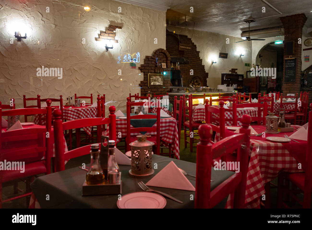Un restaurant vide à 8h30 un vendredi soir à Rotherham, South Yorkshire, Angleterre Banque D'Images
