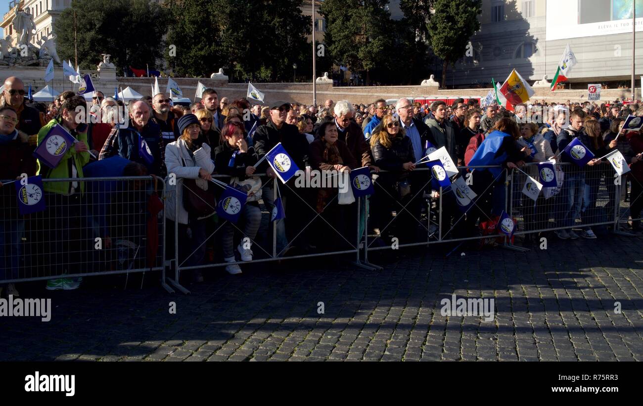 Rome, Italie - 8 décembre 2018 : Une grande foule à l'écoute de Matteo Salvini a prononcé à la Piazza del popolo. Credit : Giuseppe Barletta/Alamy Live News Banque D'Images