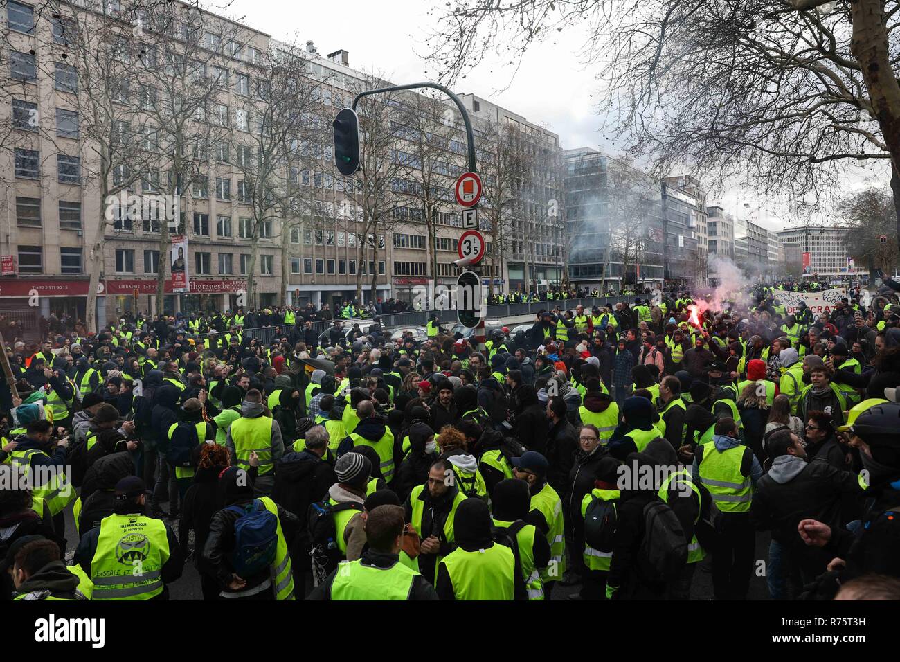 Bruxelles, Belgique. Dec 8, 2018. 'Jaune' manifestants réunis à Bruxelles, capitale de la Belgique, le 8 décembre 2018. Credit : Zheng Huansong/Xinhua/Alamy Live News Banque D'Images