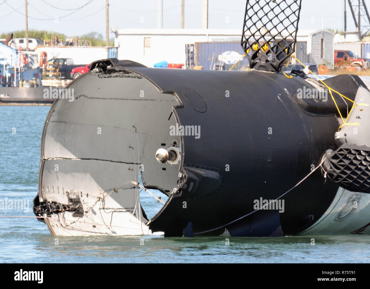 Port Canaveral, Floride, USA. Le 7 décembre 2018. Après avoir raté un atterrissage à Cap Canaveral Air Force Station après le lancement SpaceX Falcon 9 stade poing rocket s'est écrasé dans l'océan Atlantique près de la côte. SpaceX a récupéré le booster avec une équipe de plongeurs locaux, obtenu la fusée flottante et remorqué jusqu'au port. Une flottille de bateaux de support et de sécurité était sur place pour s'assurer à l'opération a été réalisée en toute sécurité. Crédit photo Julian Poireau / Alamy Live News Banque D'Images