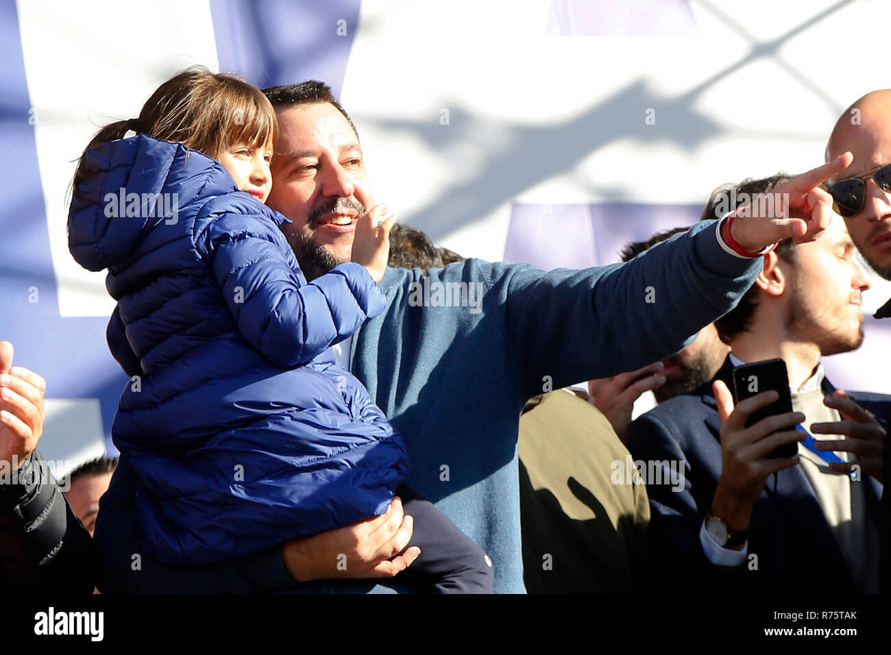 Rome, Italie. 8 décembre 2018. Matteo Salvini, chef du parti de la Lega Nord et ministre de l'Intérieur avec sa fille Mirta Rome le 8 décembre 2018. Rassemblement du Parti de la Lega Nord italiens 'premier' sur la Piazza del Popolo. Crédit : Foto Insidefoto insidefoto srl/Alamy Live News Banque D'Images