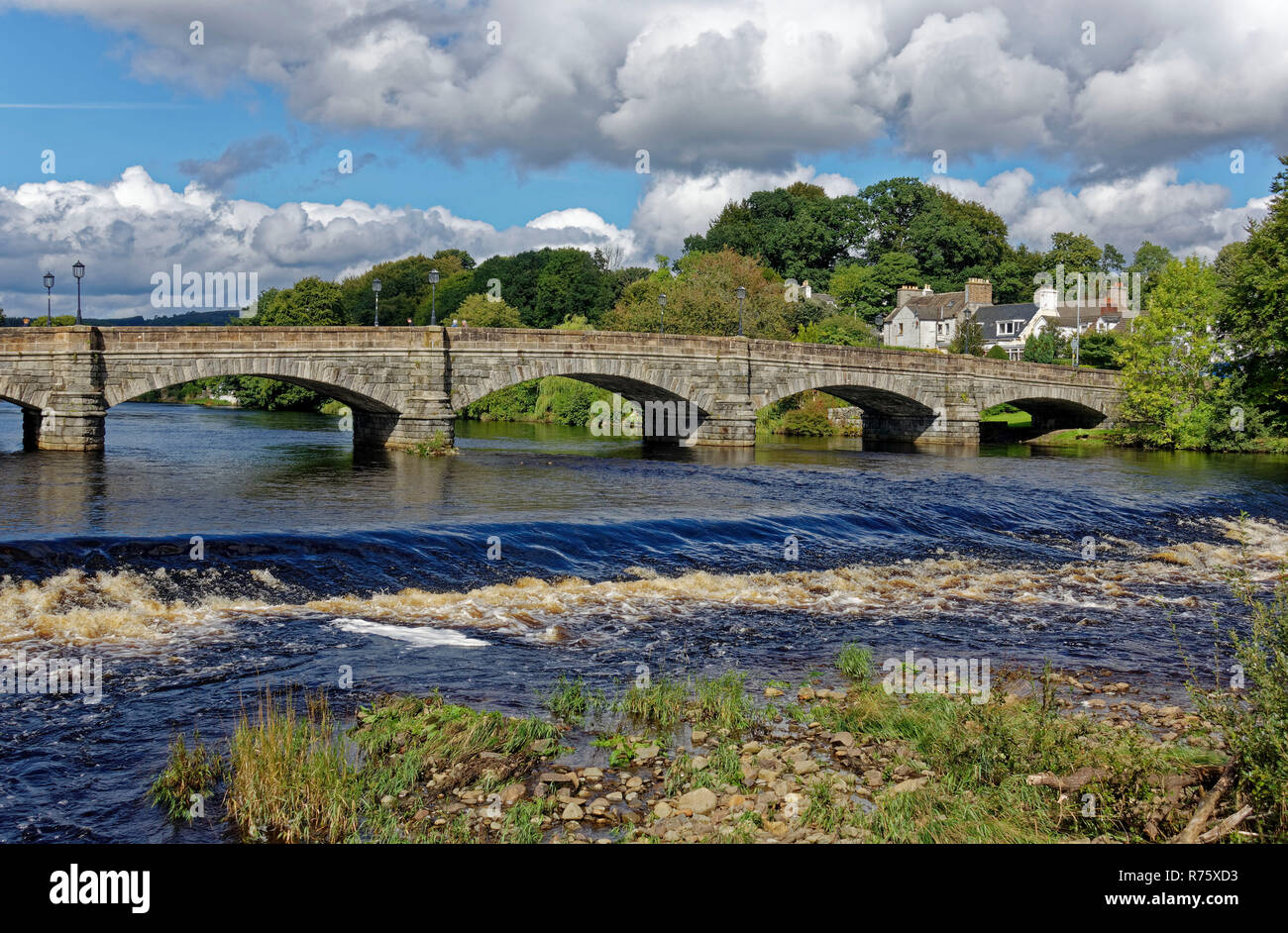 Pont sur la rivière Cree au Newton Stewart, Wigtownshire, Dumfries et Galloway, regard vers le village de Minnigaff. Banque D'Images