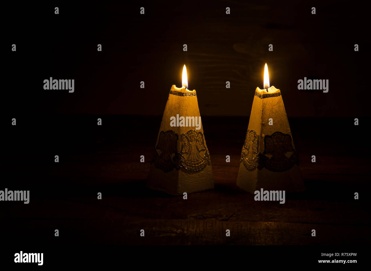 Bougies de Noël sont allumées dans le noir. Banque D'Images