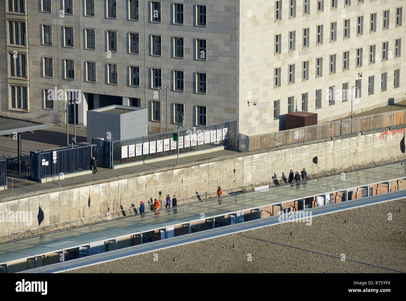 L'ALLEMAGNE, capitale, Berlin, Musée topograhie des terreurs, musée de la topographie de la terreur la terreur nazie documentating à partir de 1933-1945, derrière l'article du mur de Berlin et du ministère allemand des finances, ce bâtiment a été au cours de temps des nazis, le siège social de la Reichsluftfahrtministerium, ministère de l'aviation nazie Banque D'Images