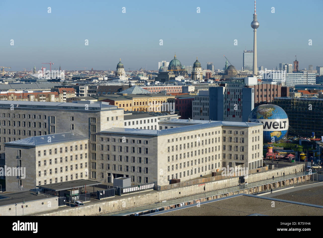 L'ALLEMAGNE, capitale, Berlin, Musée topograhie des terreurs, musée de la topographie de la terreur la terreur nazie documentating à partir de 1933-1945, derrière morceau de mur de Berlin et du ministère allemand des finances, ce bâtiment a été au cours de temps des nazis, le siège social de la Reichsluftfahrtministerium, ministère de l'aviation nazie, aussi vu un ballon avec publicité : Die Welt - le monde, un quotidien allemand, vue sur la ville avec la tour de télévision et de la cathédrale de Berlin Banque D'Images