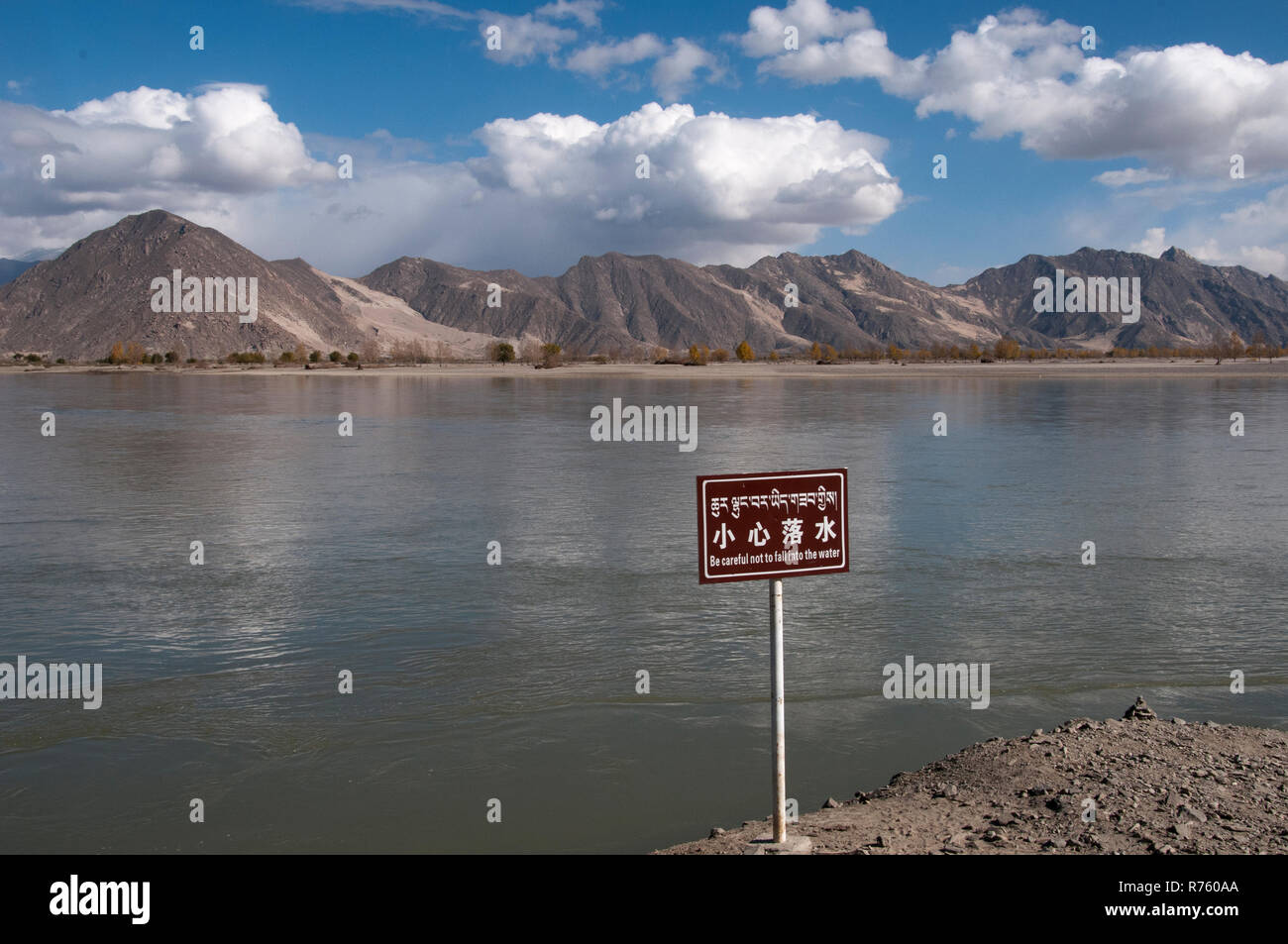 Panneau d'avertissement de sécurité sur la rive de la rivière Yarlung Tsangpo (Brahmapoutre), à l'ouest de Lhassa, Tibet, Chine Banque D'Images