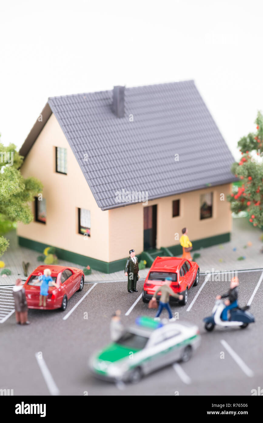 Rue animée avec miniature, voiture de patrouille et des véhicules Banque D'Images
