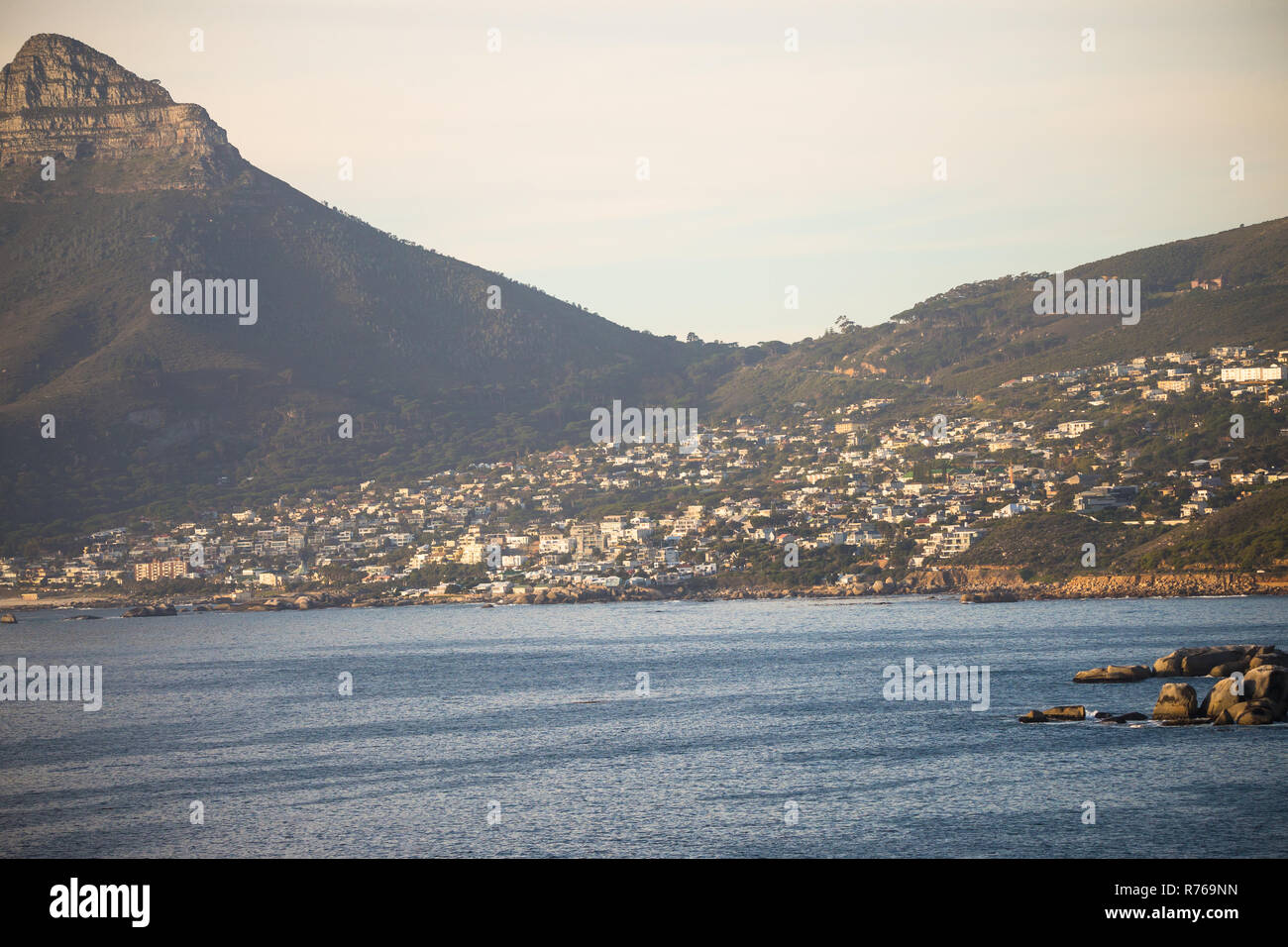Lions Head et la banlieue de Camps Bay et Bakoven contre les pentes de la montagne et pris d'un point de vue donnant sur la mer à Cape Town Banque D'Images