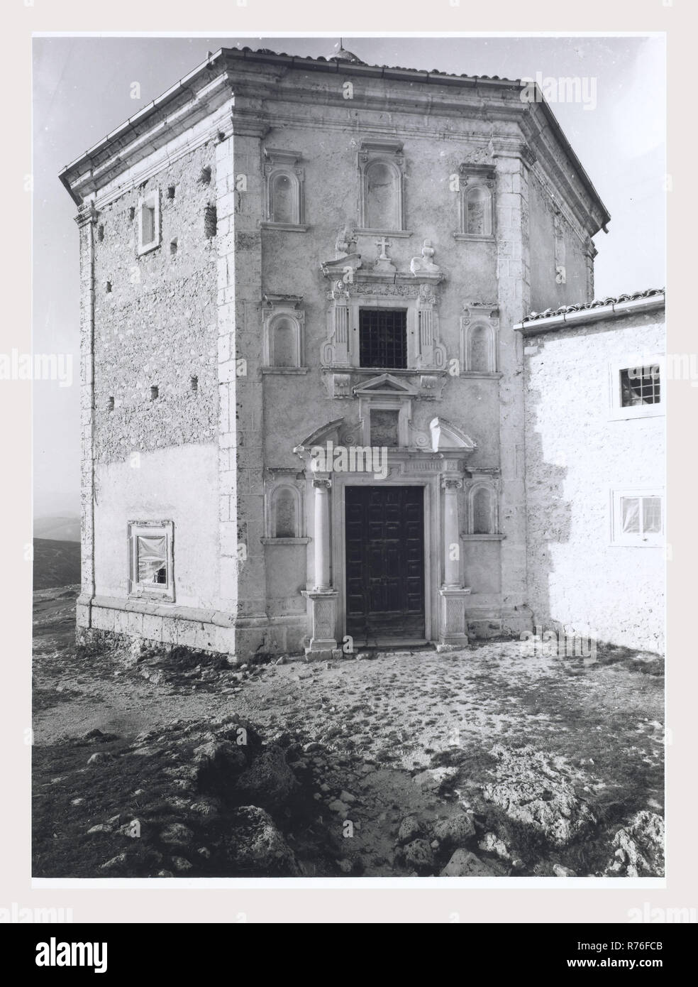 Abruzzes Calascio Rocca Calascio, c'est mon l'Italie, l'Italie Pays de l'histoire visuelle, une vue sur l'extérieur des ruines d'architecture médiévale et chapelle octogonale identifiés comme Bramante Chapelle quelques vues de la chapelle octogonale de façade, y compris les moulures architecturales. Banque D'Images