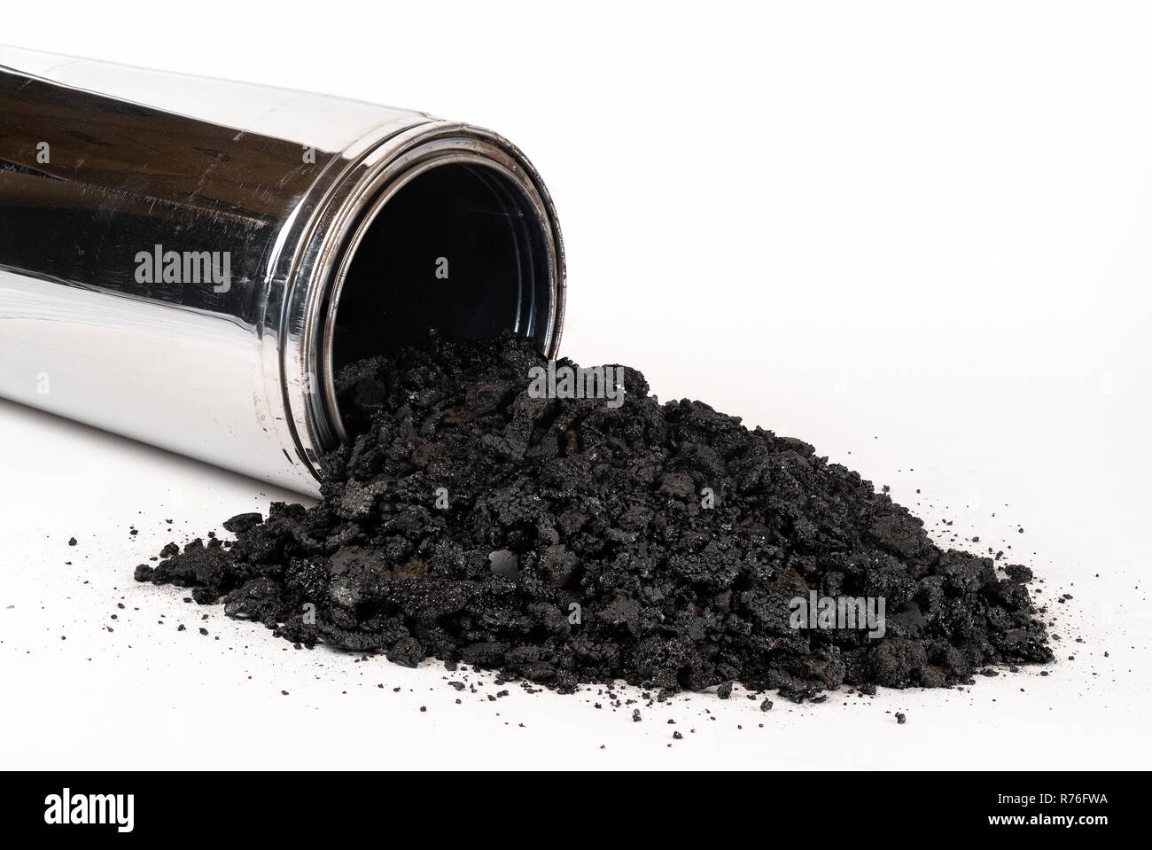 Tuyau de cheminée Poêle à bois isolé avec accumulation dangereuse de la créosote sur un fond blanc. Banque D'Images