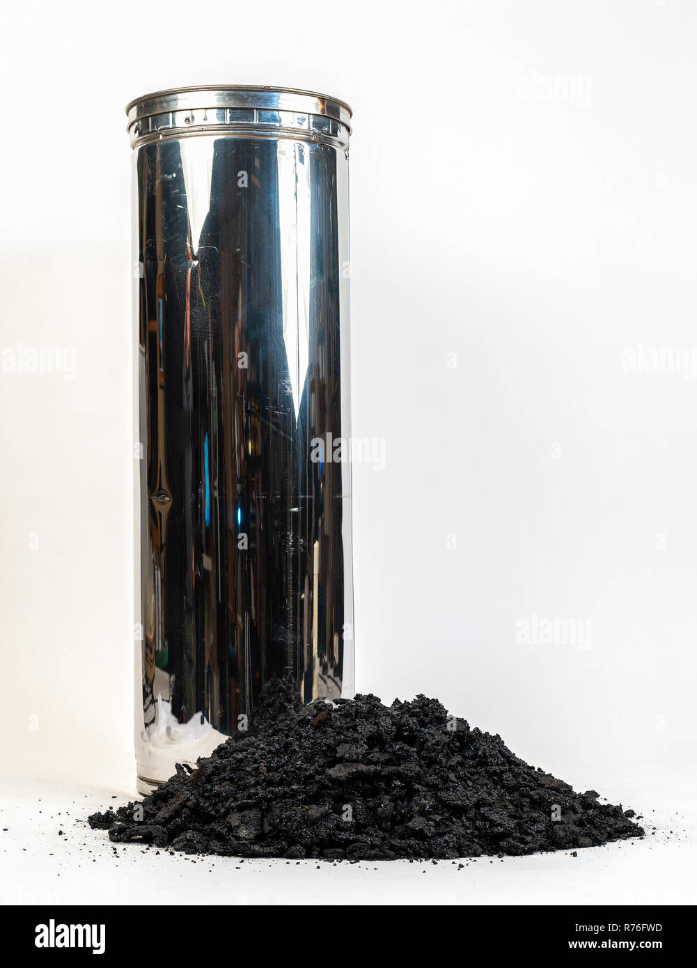 Tuyau de cheminée Poêle à bois isolé avec accumulation dangereuse de la  créosote sur un fond blanc Photo Stock - Alamy