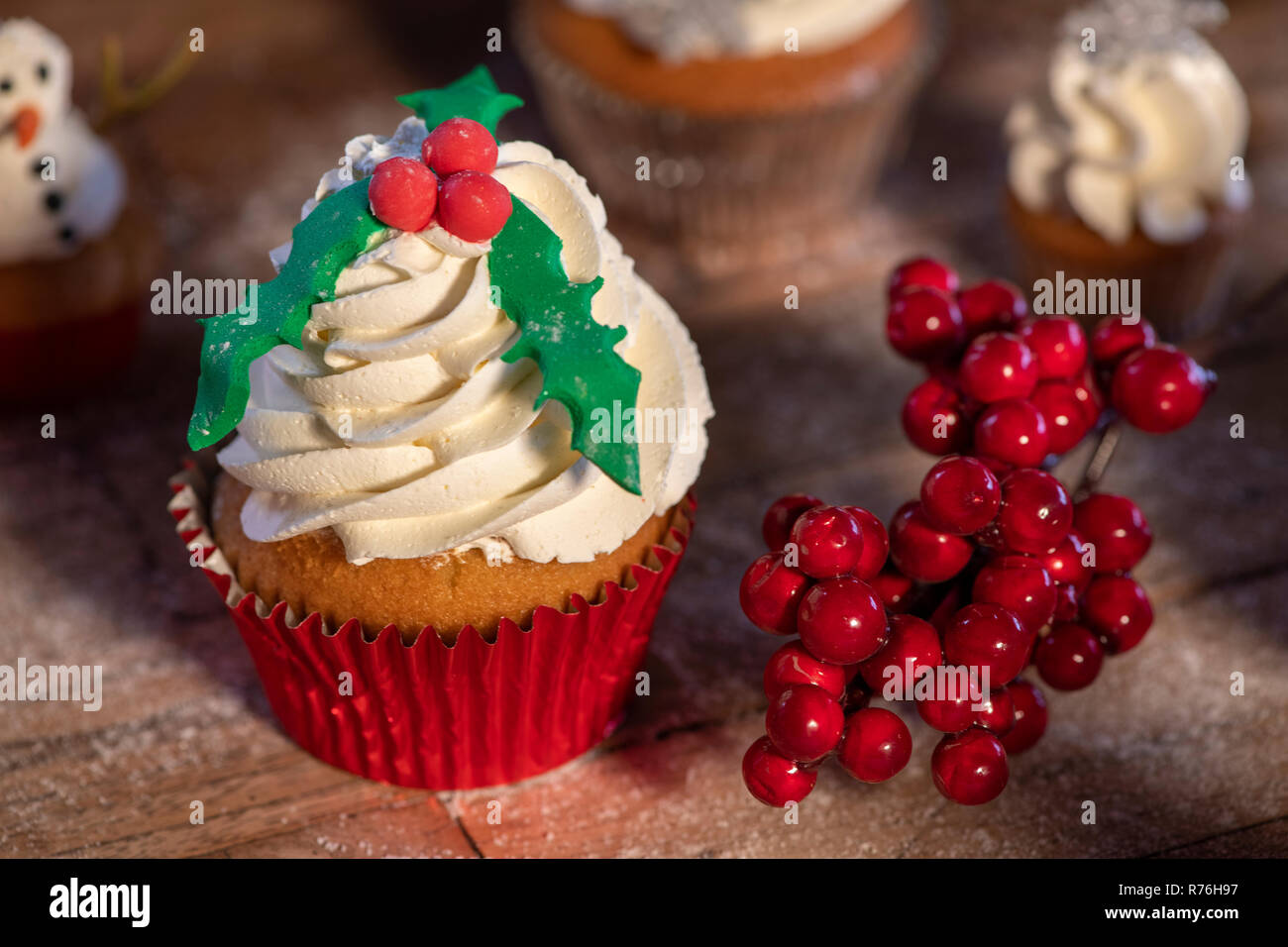 Divers Noël coloré cupcakes avec fond de bois et d'arbres de Noël Banque D'Images