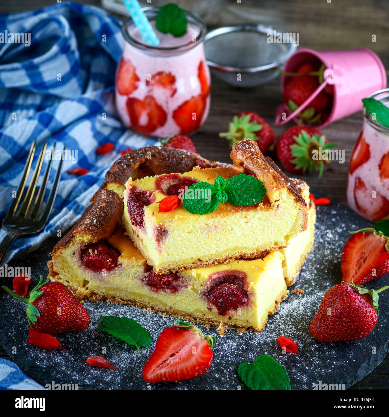 Morceaux de gâteau au fromage aux fraises sur une plaque noir graphite Banque D'Images