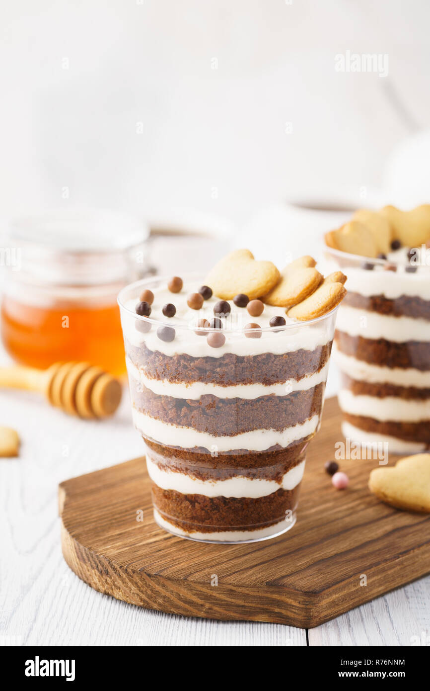 Saint-valentin dessert concept. Bagatelle au chocolat avec des cookies. Banque D'Images