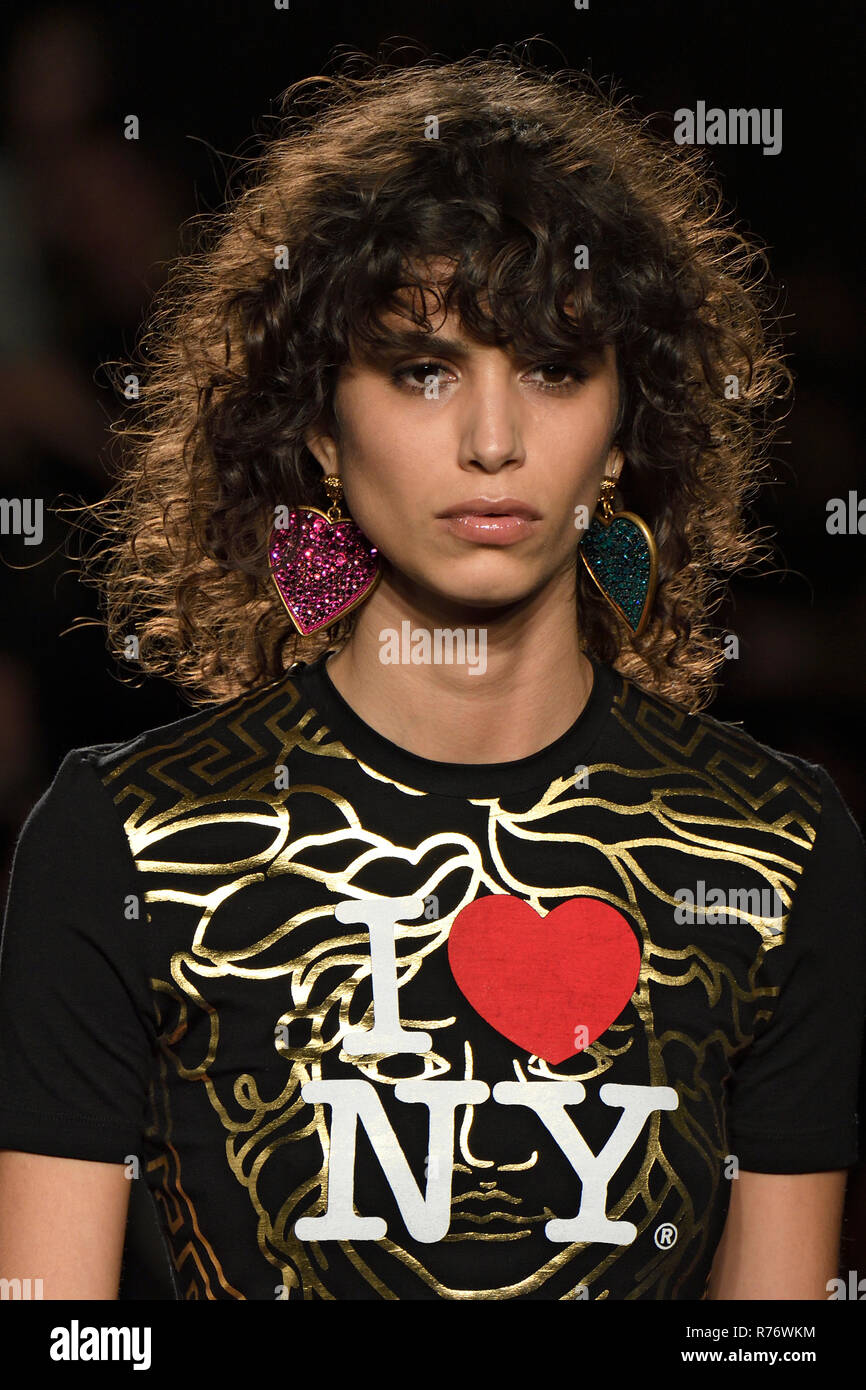 NEW YORK, NY - Décembre 02 Modèle : promenades Arganaraz Mica la piste au Versace Collection Pre-Fall 2019 à l'American Stock Exchange sur Décembre 0 Banque D'Images