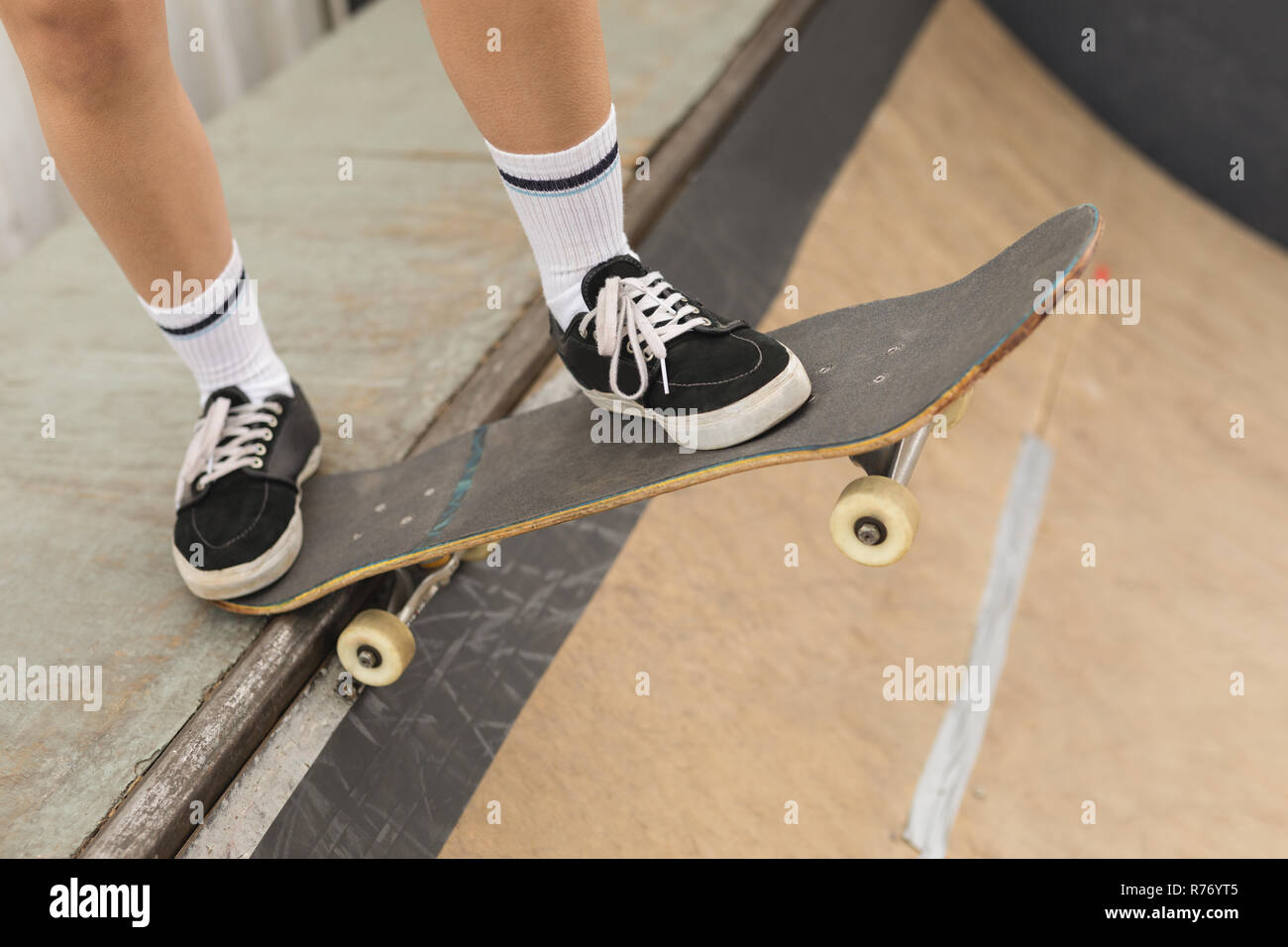 Patinage sur planche femme planche skateboard rampe à la cour Photo Stock -  Alamy