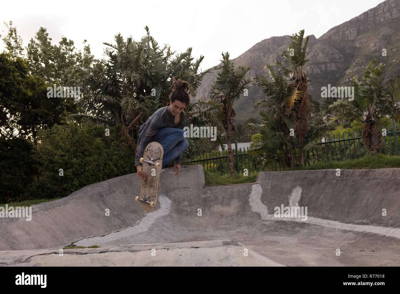 Le skate parc de planche à roulettes à l'homme Banque D'Images