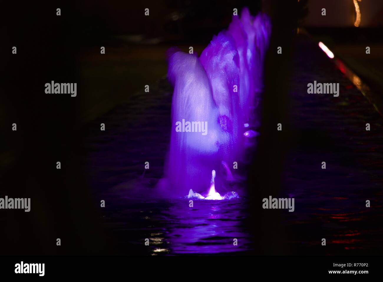 Fontaine à eau avec feux lumineux. Banque D'Images