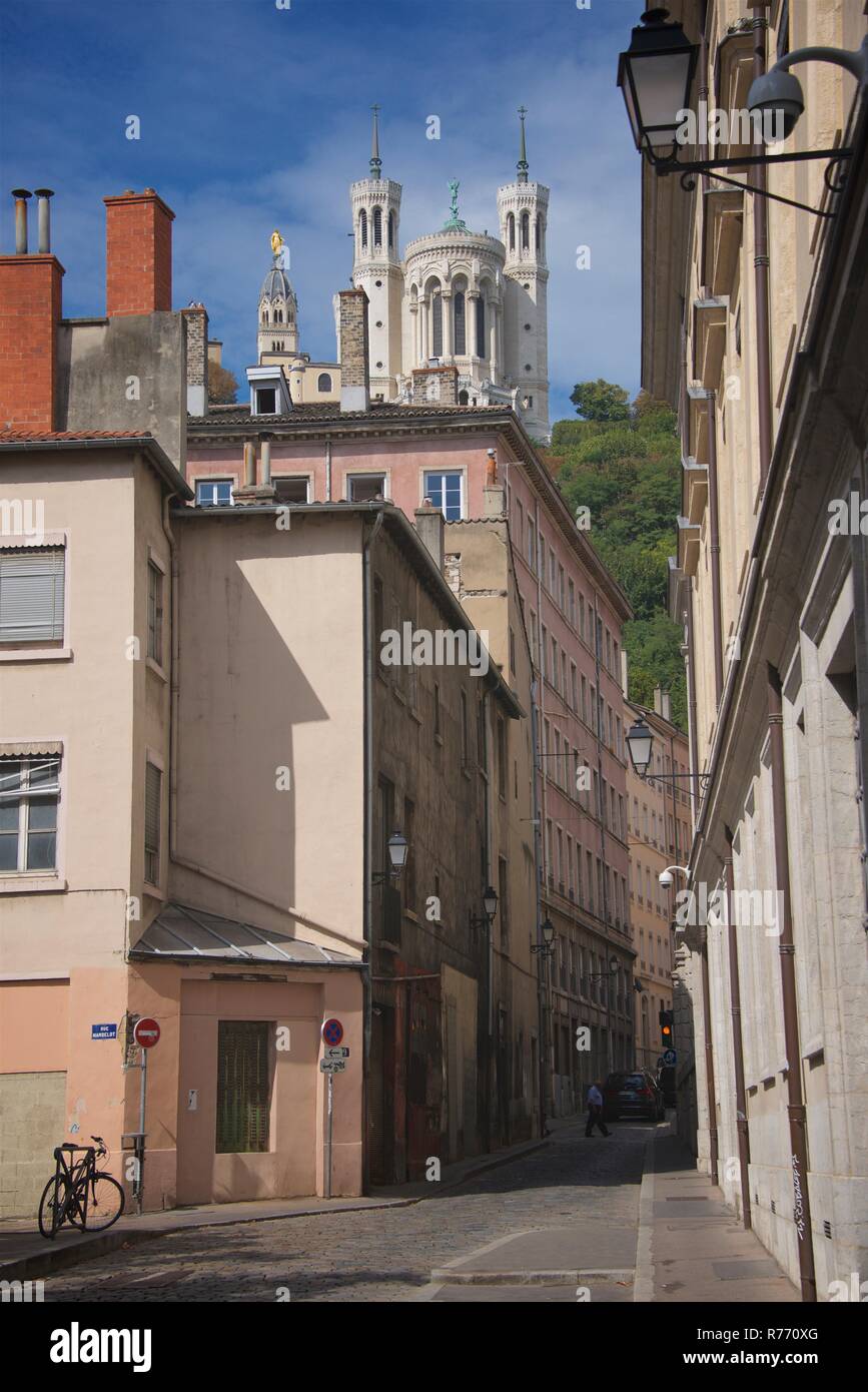 Vue vers le bas d'une petite rue dans le Vieux Lyon (Anglais : vieux Lyon  Photo Stock - Alamy