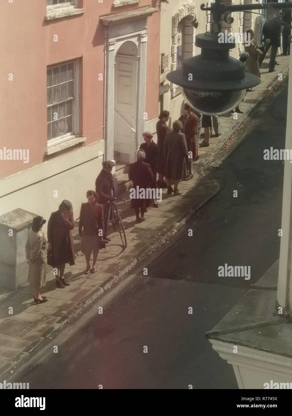 DATE DE SORTIE : Août 10, 2018 Titre : La pomme de terre et littéraire de Guernesey Société Peel Pie Studio : Photos Plan Directeur : Mike Newell. Résumé : Au lendemain de la Seconde Guerre mondiale, un écrivain forme un lien inattendu avec les résidents de l'île de Guernesey quand elle décide d'écrire un livre sur leur expérience pendant la guerre. Avec : James Lily. Jessica Brown Findlay, Tom Courtenay. (Crédit Image : © Photos Plan/Divertissement Photos) Banque D'Images