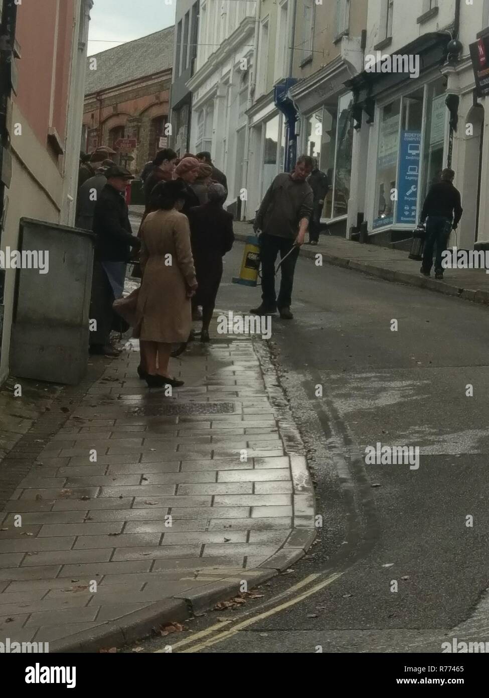 DATE DE SORTIE : Août 10, 2018 Titre : La pomme de terre et littéraire de Guernesey Société Peel Pie Studio : Photos Plan Directeur : Mike Newell. Résumé : Au lendemain de la Seconde Guerre mondiale, un écrivain forme un lien inattendu avec les résidents de l'île de Guernesey quand elle décide d'écrire un livre sur leur expérience pendant la guerre. Avec : James Lily. Jessica Brown Findlay, Tom Courtenay. (Crédit Image : © Photos Plan/Divertissement Photos) Banque D'Images