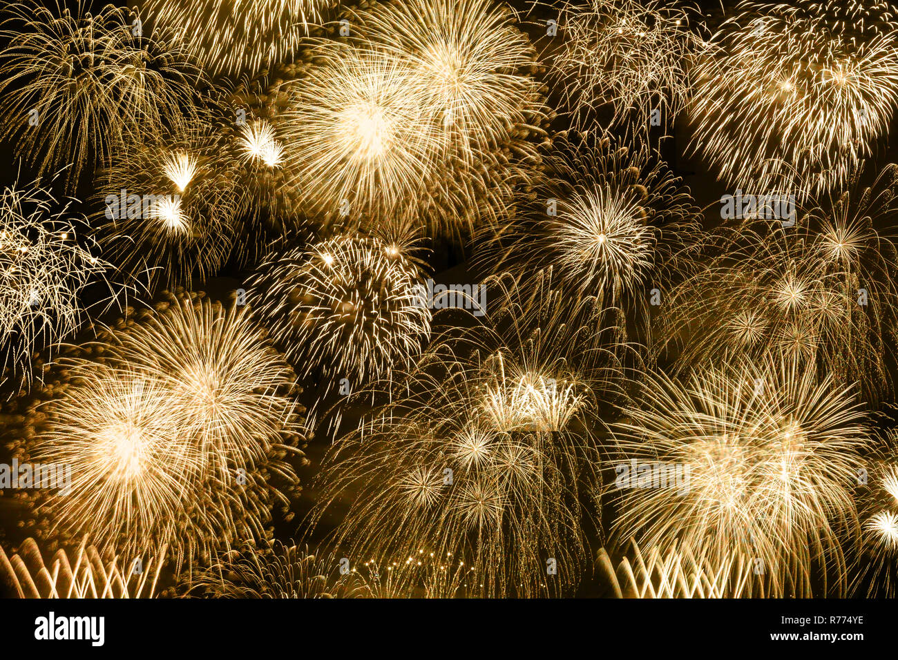 New Year's Eve fireworks fond doré or an ans antécédents d'artifice Banque D'Images