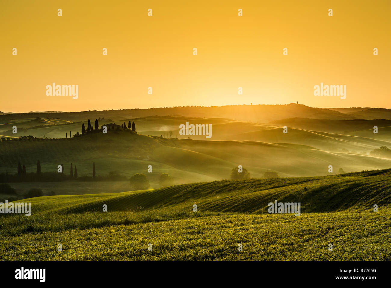 Lever du soleil, le paysage avec ferme et cyprès, près de San Quirico d'Orcia, Val d'Orcia, Province de Sienne, Toscane, Italie Banque D'Images