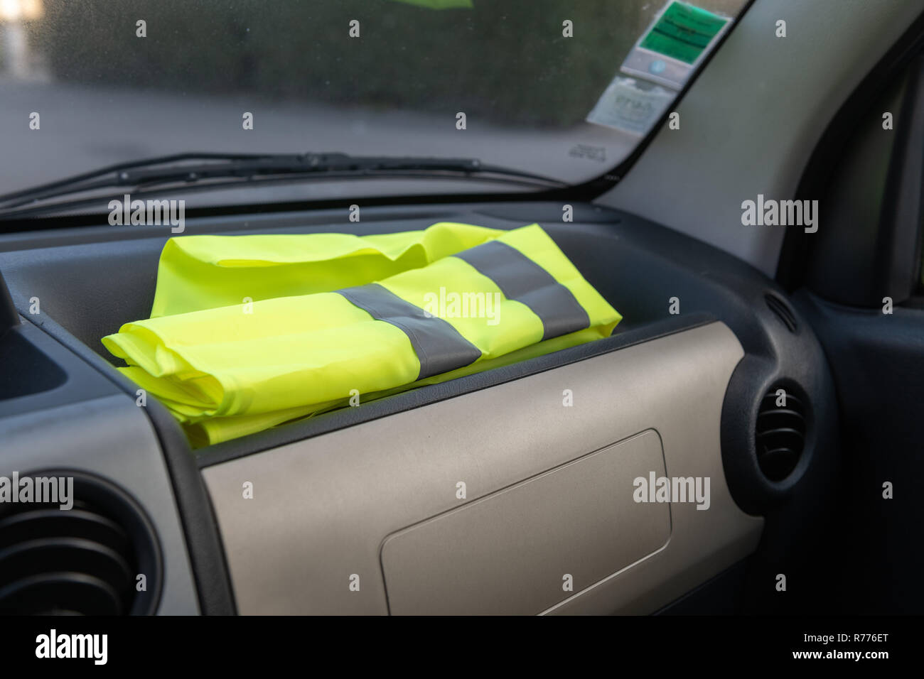 Gilet Jaune Sur Un Tableau De Bord Voiture Pour Protester