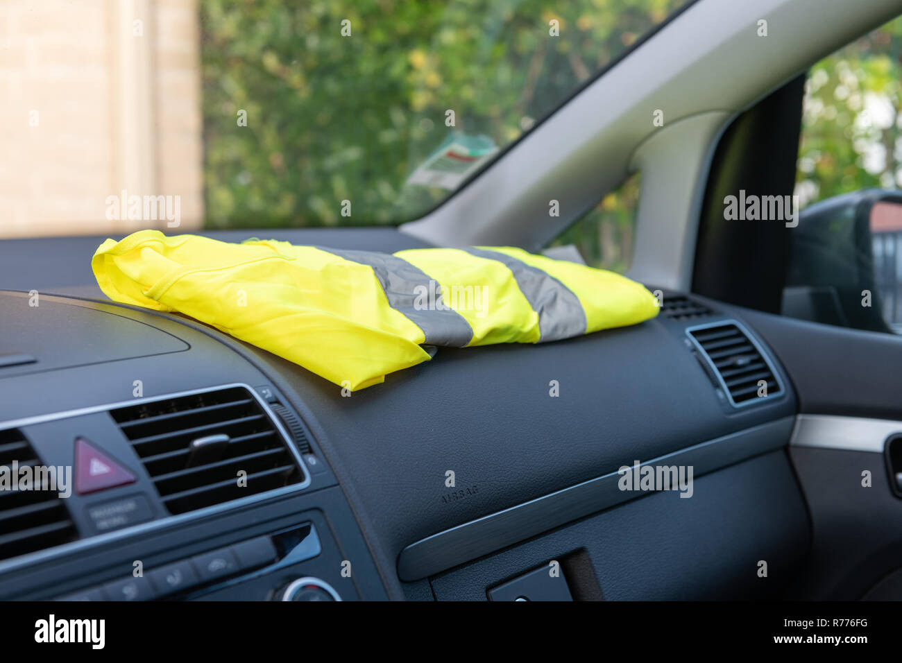 Gilet jaune sur un tableau de bord voiture pour protester contre des  hausses de taxe en France Photo Stock - Alamy