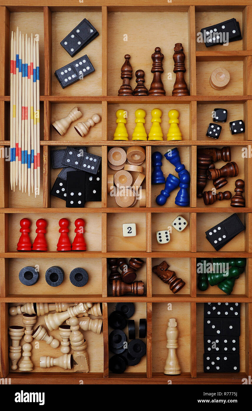 Figures en bois de jeux de société, jeux de pièces, dés, dominos, bâtonnets de Mikado, la collection de jeux dans une lettre cas Banque D'Images