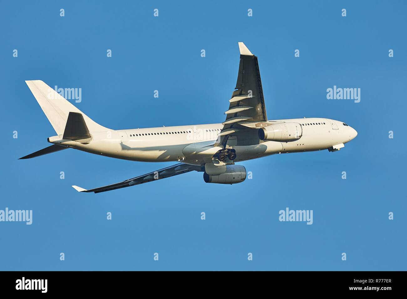 Avion au décollage contre ciel bleu clair Banque D'Images